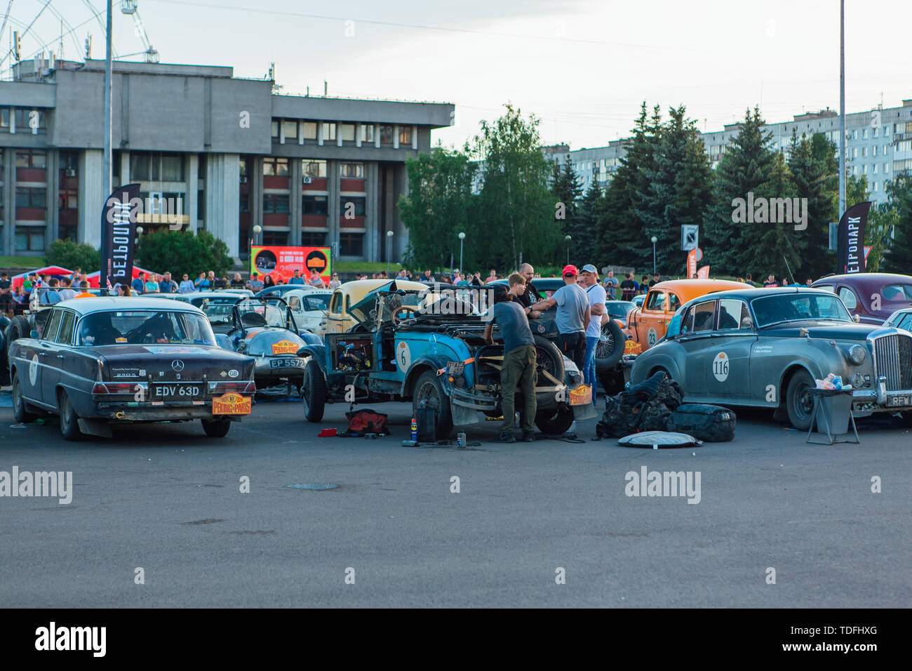 Krasnoyarsk, Russie, 13 juin 2019 : La 7e Pékin à Paris Motor Challenge 2016. Démonstration de voitures sur le parking près de la parc rétro. Banque D'Images