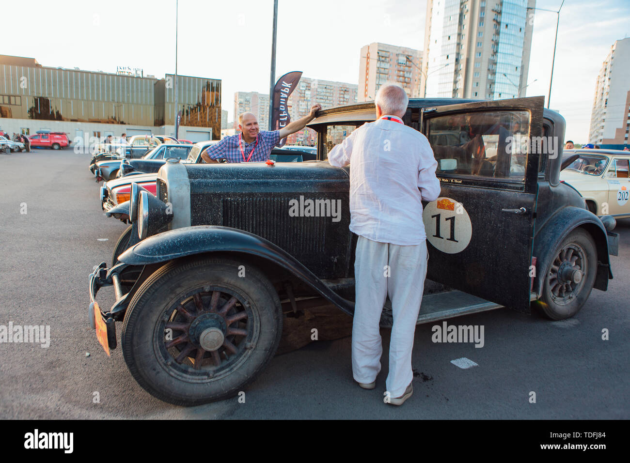 Krasnoyarsk, Russie, 13 juin 2019 : La 7e Pékin à Paris Motor Challenge 2016. Démonstration de voitures sur le parking près de la parc rétro. Banque D'Images