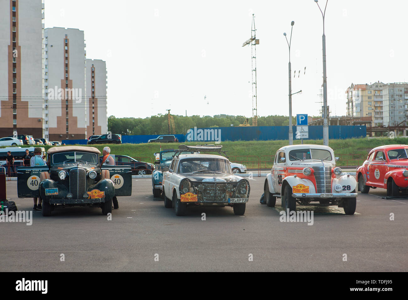 Krasnoyarsk, Russie, 13 juin 2019 : La 7e Pékin à Paris Motor Challenge 2016. Démonstration de voitures sur le parking près de la parc rétro. Banque D'Images