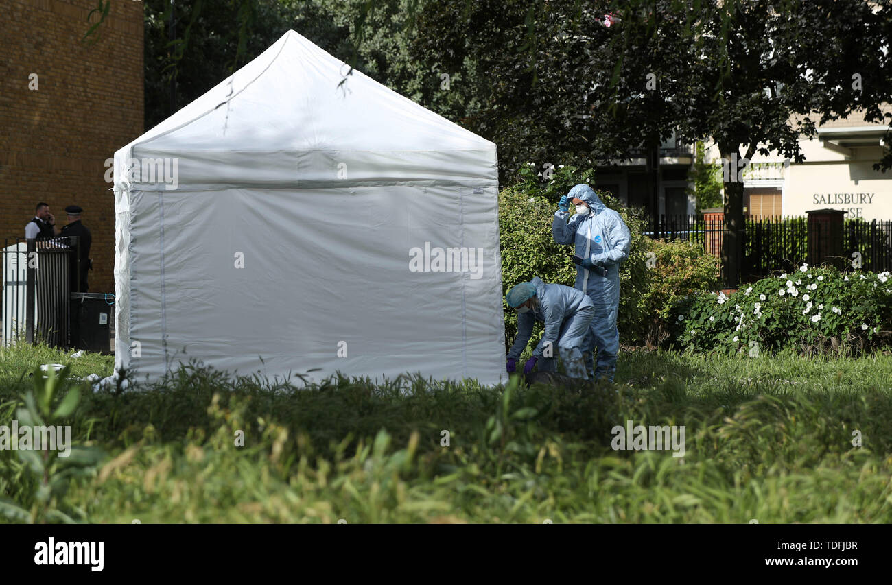 Les agents de police scientifique sur les lieux dans la région de Tower Hamlets, est de Londres après avoir subi un homme poignardé cet après-midi et a été déclaré mort sur les lieux. Banque D'Images