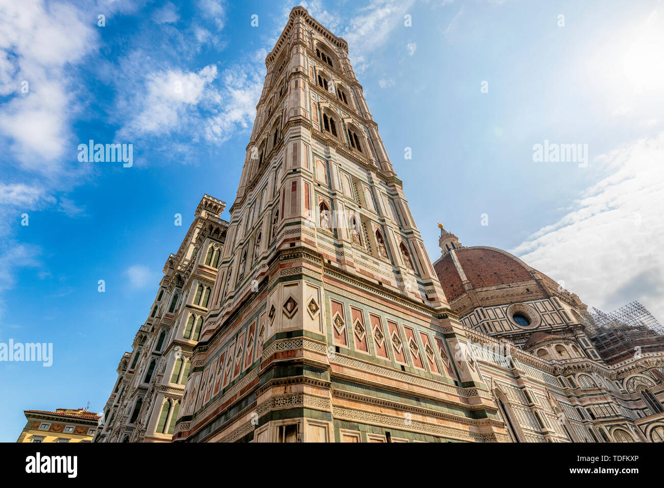 Vue de la tour du clocher, construit par Giotto et le dôme de la cathédrale, construite par Brunelleschi. Banque D'Images