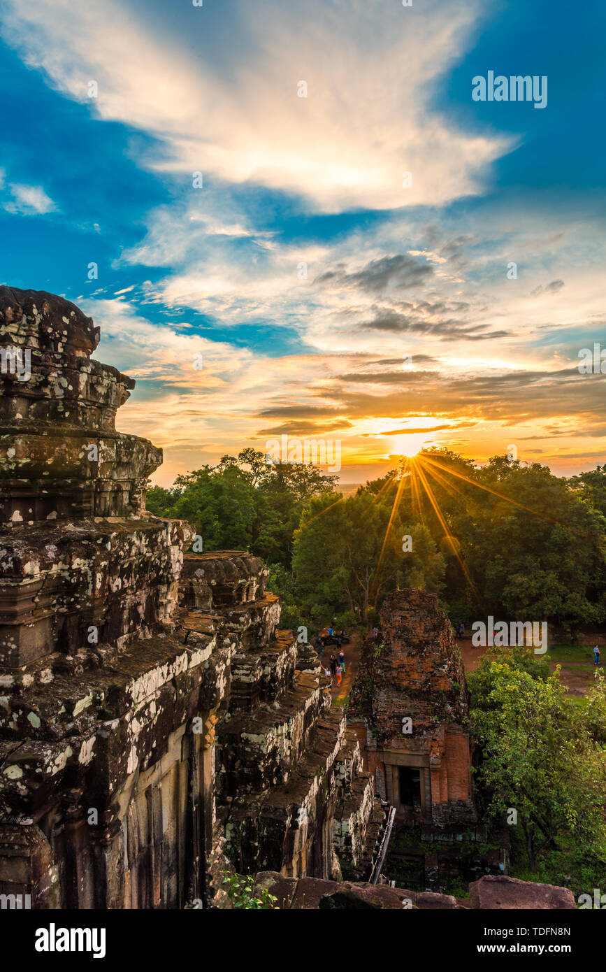 Magnifique coucher de soleil et le coucher du soleil entre les tours en pierre du Mont cuit à Angkor Wat, au Cambodge Banque D'Images