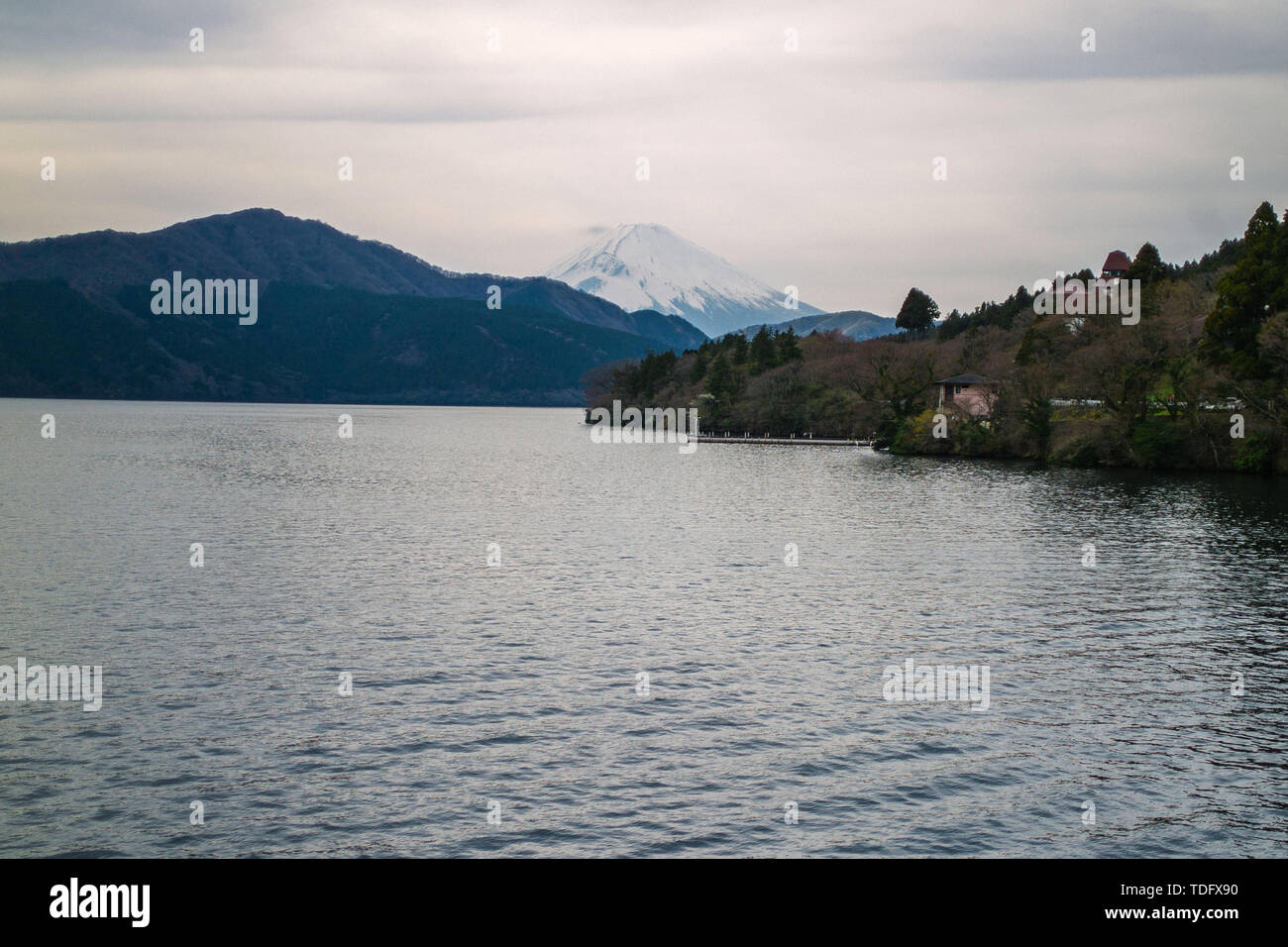 Le lac Ashi, également appelé lac Hakone ou lac Ashinoko, est un lac pittoresque dans la région d'Hakone de la préfecture de Kanagawa à Honshū, au Japon. Banque D'Images