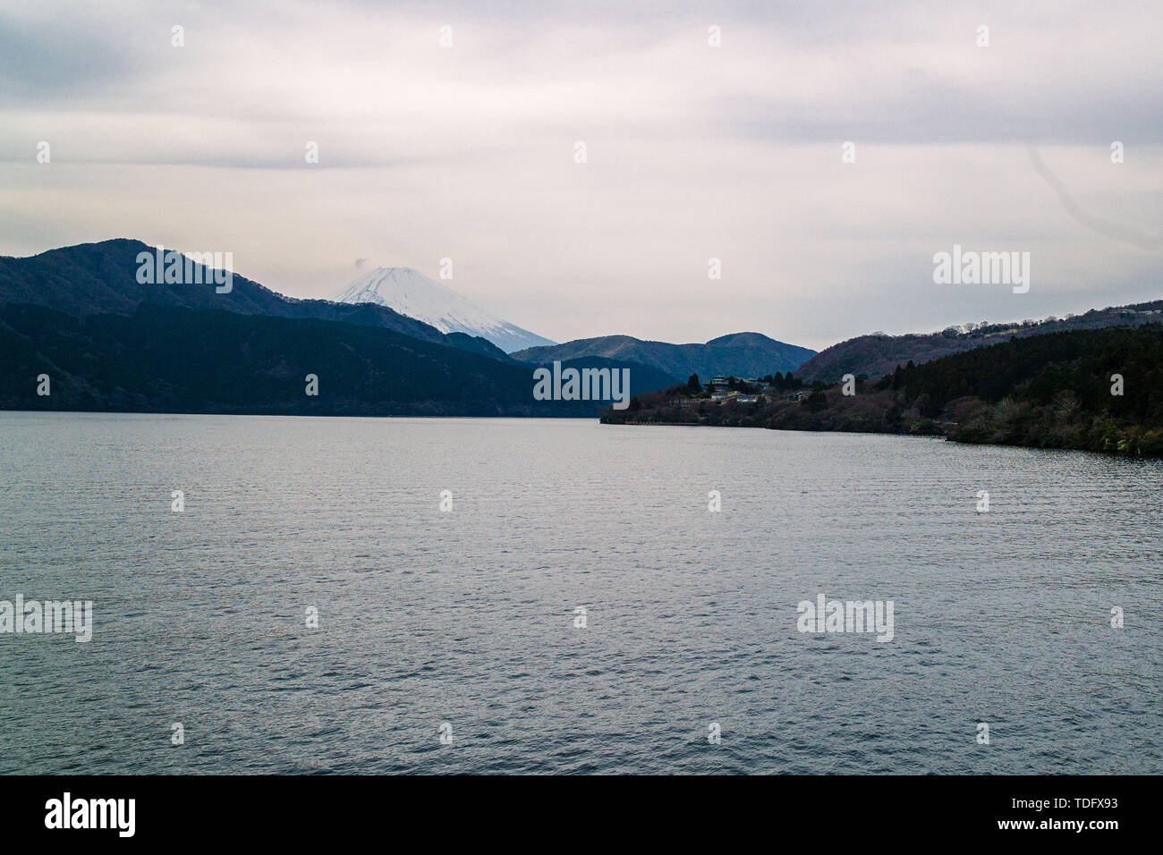 Le lac Ashi, également appelé lac Hakone ou lac Ashinoko, est un lac pittoresque dans la région d'Hakone de la préfecture de Kanagawa à Honshū, au Japon. Banque D'Images