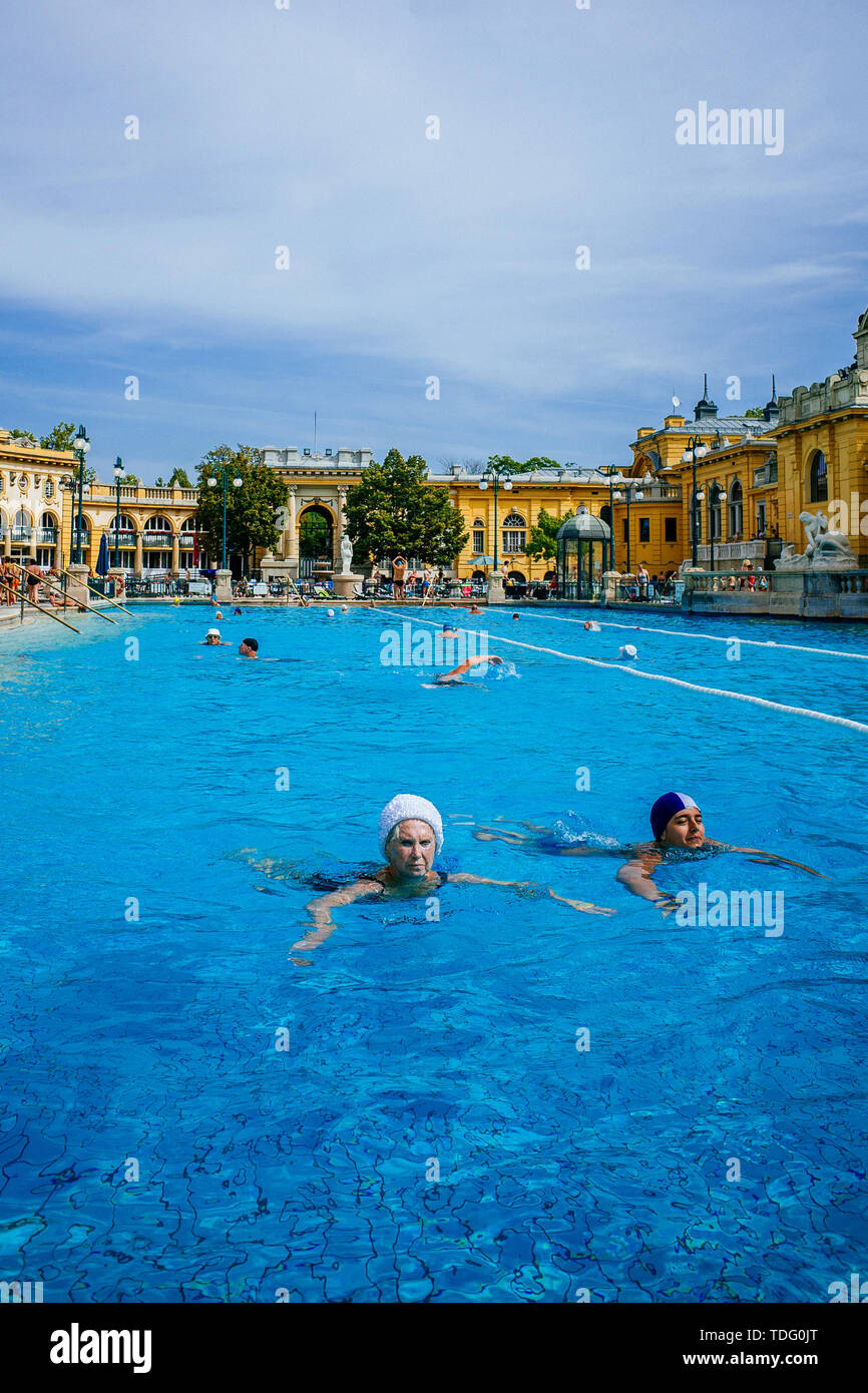 Se détendre dans les Thermes Széchenyi à Budapest, Hongrie Banque D'Images