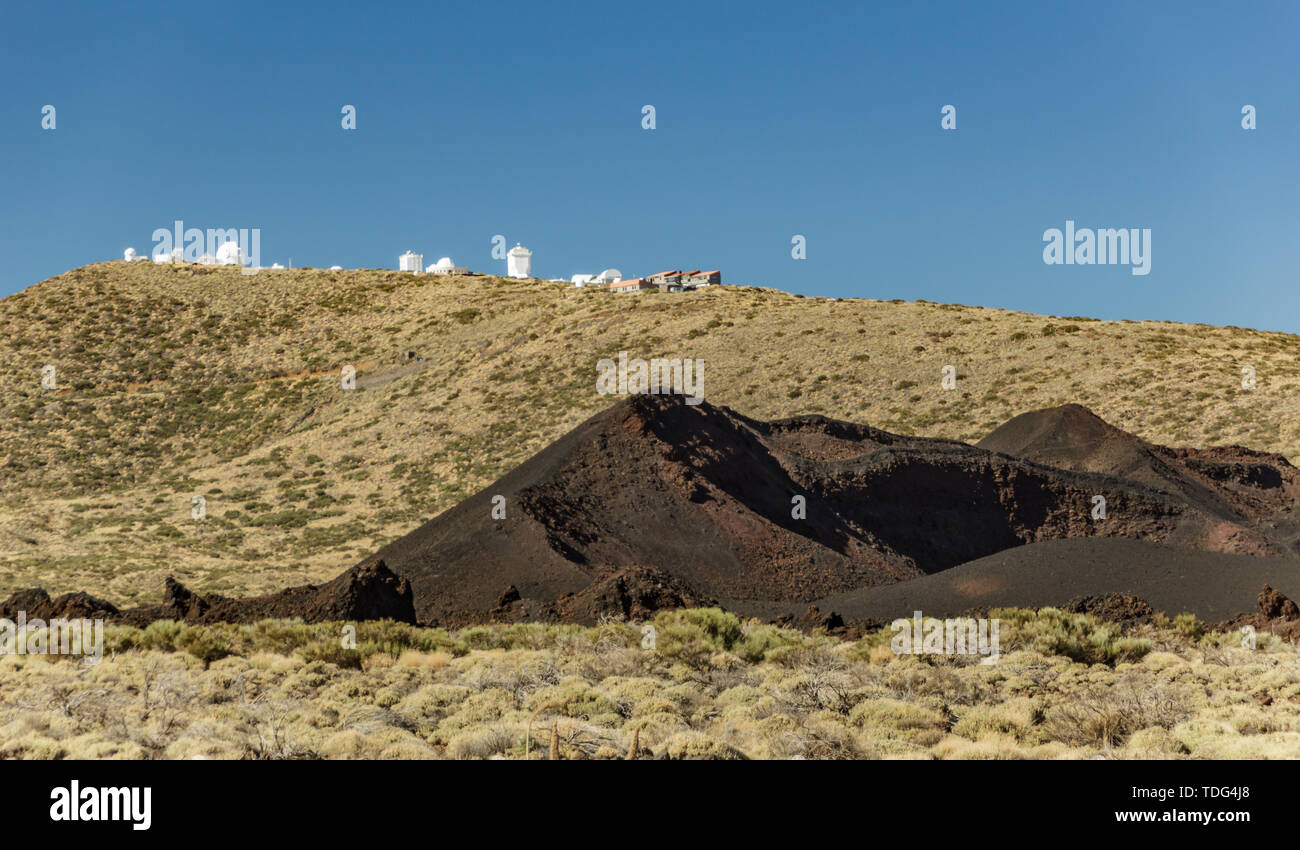 Observatoire International dans le Parc National du Teide. Volcan jeune au premier plan. Jour venteux avec ciel bleu et amazinc couleurs. Technology scien Banque D'Images