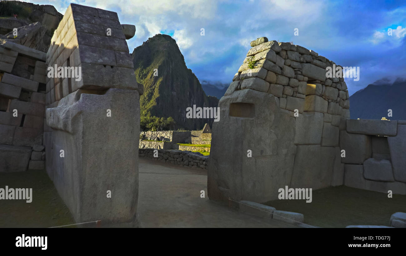 Machu picchu's temple principal pour révéler Huayna Picchu Banque D'Images