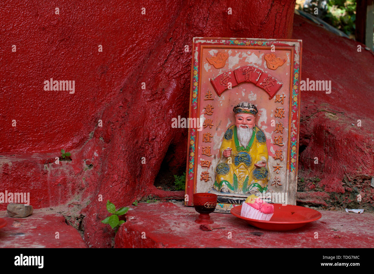 Kuala Lumpur, Malaisie - 9 mai 2019 : Close up photo d'une petite plaque de pierre gravée avec un moine figure près de Petaling street, à Kuala Lumpur, Mala Banque D'Images