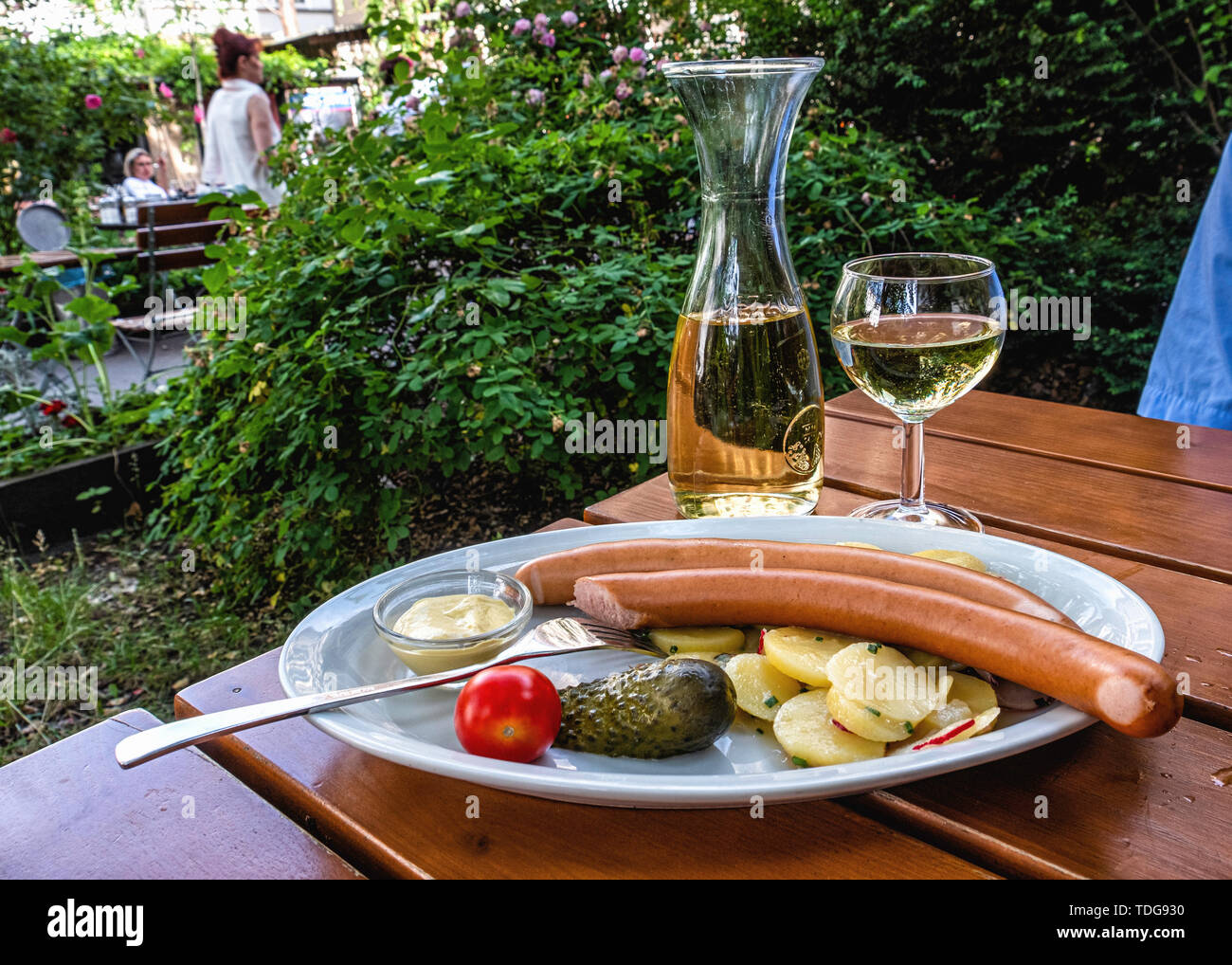 Dîner en plein air. Repas léger le soir de Vienne, salade de pommes de terre suasages cucmber, mariné à la moutarde & Clärchens Ballhaus Mitte, Berlin, Banque D'Images