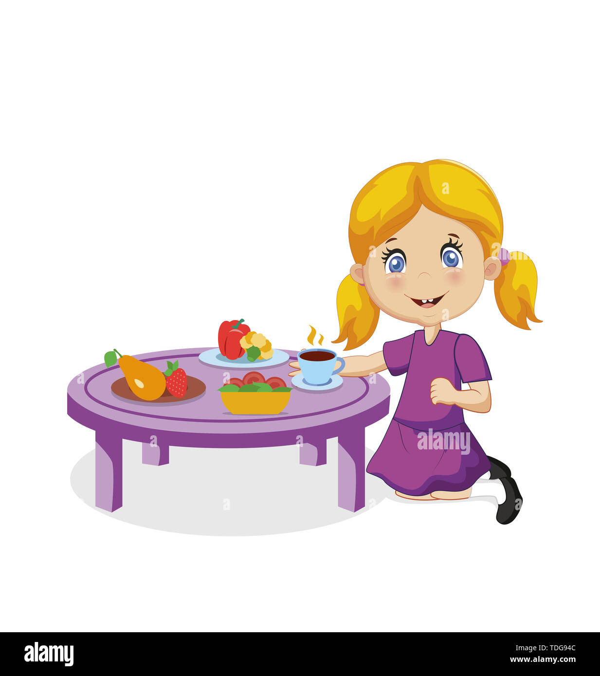 Little Girl Eating. Smiling Funny Cartoon bébé aux cheveux blonds et aux yeux bleus manger assis à table avec différents aliments, Légumes Fruits isolés sur Wh Banque D'Images