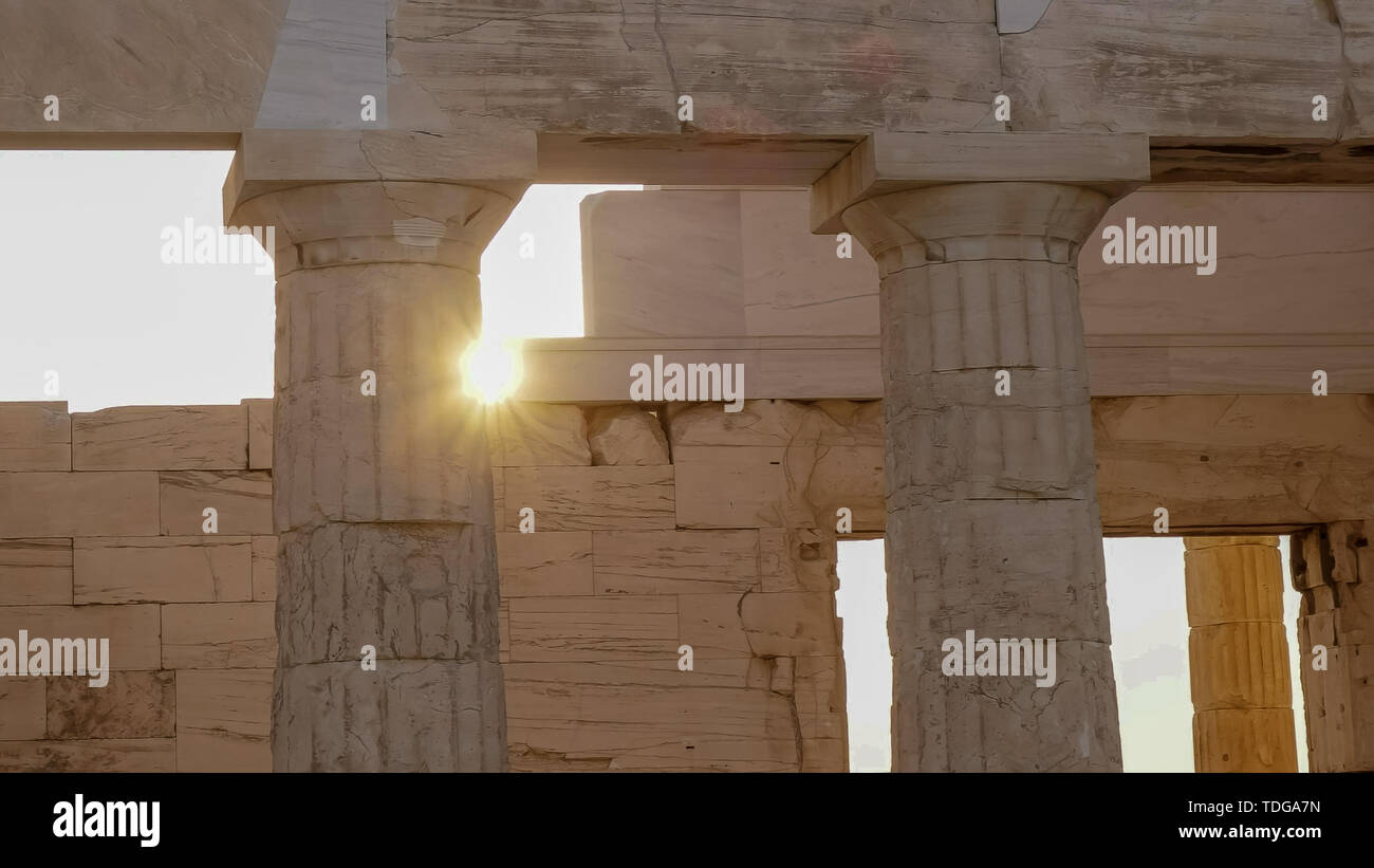 Soleil derrière le propylaea à l'Acropole à Athènes, Grèce Banque D'Images