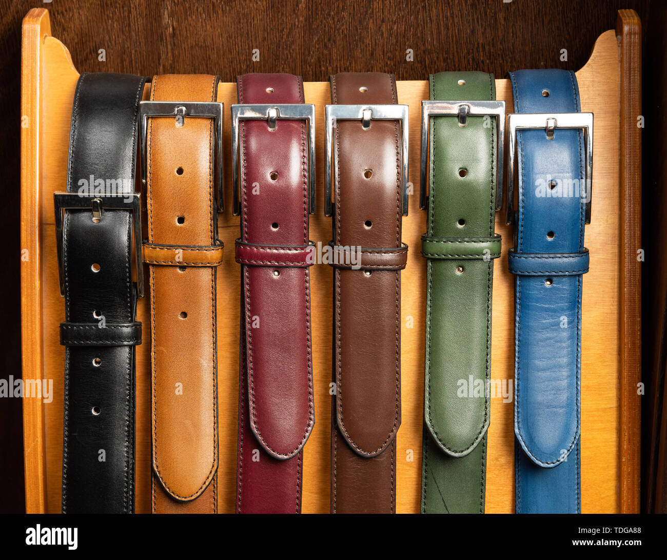 Les ceintures en cuir de couleur différente Banque D'Images
