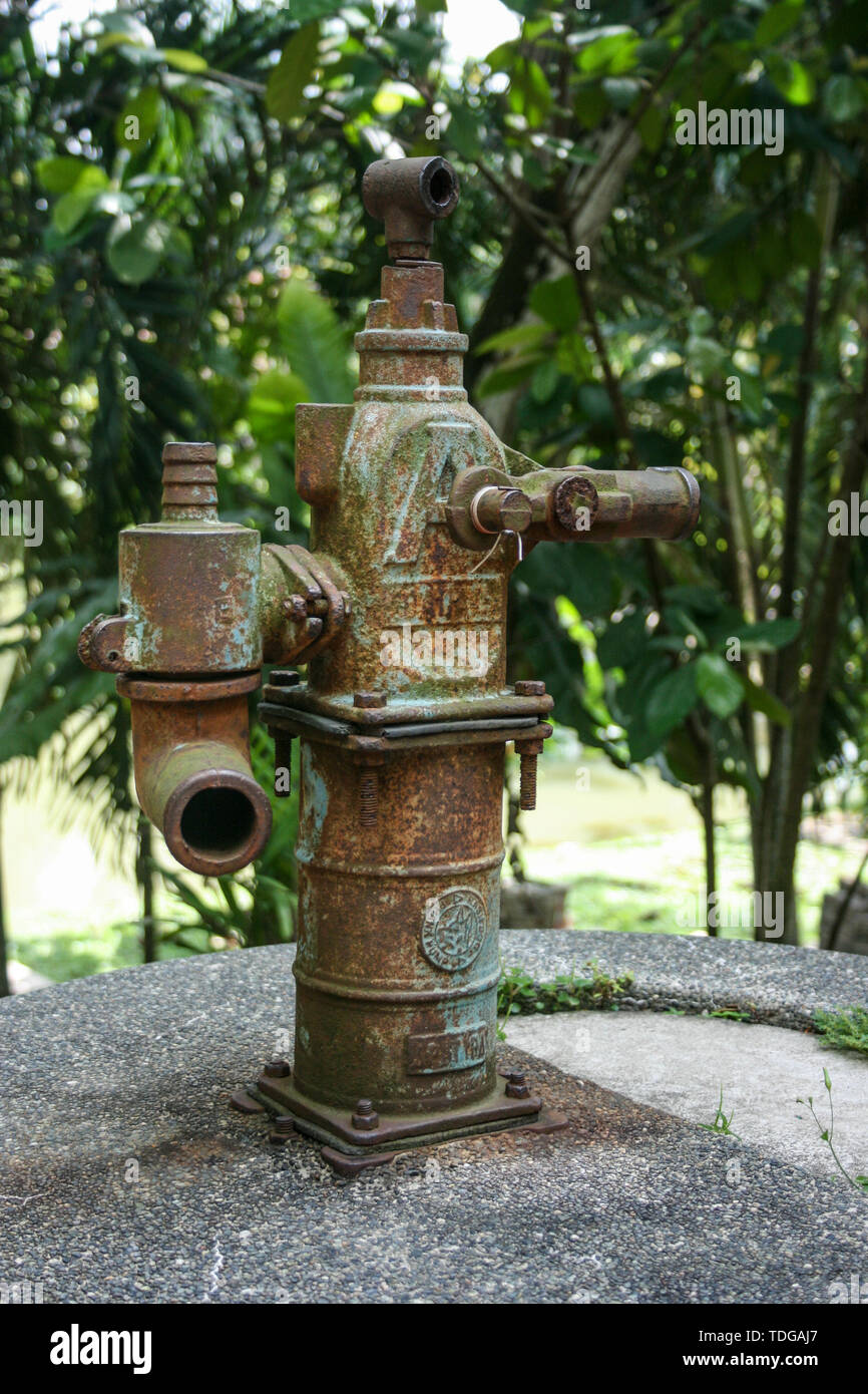 La sortie de la pompe à eau dans un parc public Banque D'Images