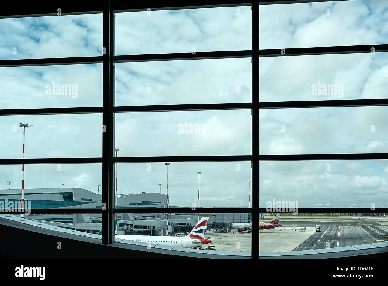 À la recherche de l'aéroport par le biais de la fenêtre de terminal. Banque D'Images