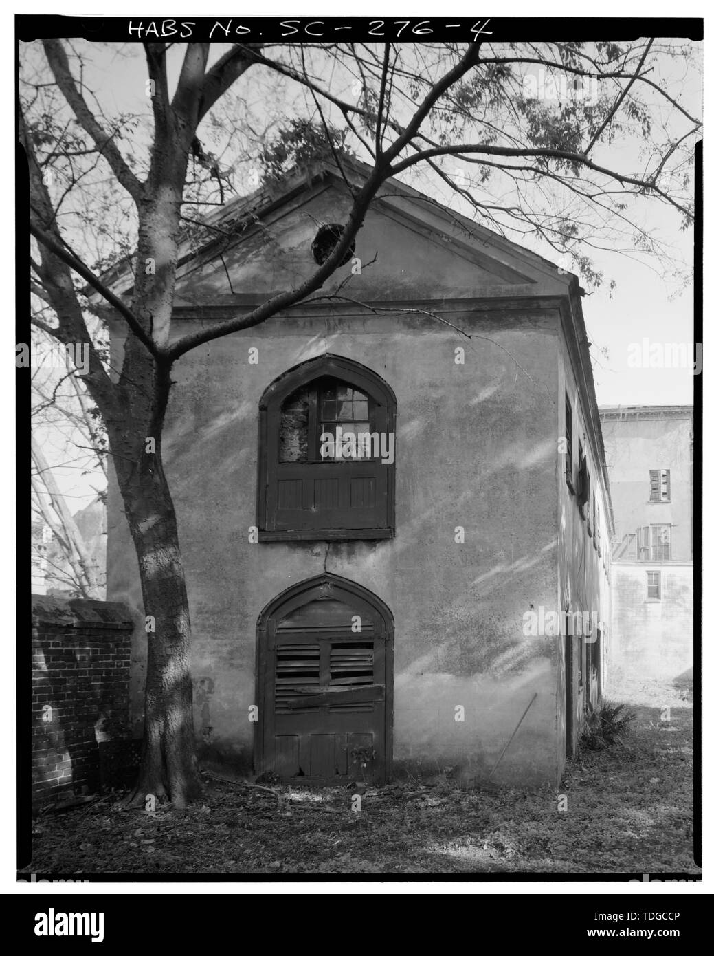 Côté nord. Premier étage derrière la porte est une paire de portes vitrées et derrière le deuxième étage porte est une fenêtre à guillotine à guillotine double. - Robinson-Aiken Bâtiment esclave et d'une cuisine, 48 Elizabeth Street, Charleston, Charleston County, SC ; Robinson, John ; Aiken, William Banque D'Images
