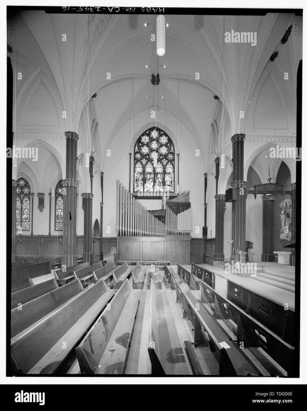 TRANSEPT NORD, orgue à tuyaux SCHOENSTEIN ET NATIVITÉ FENÊTRE - Saint François de Sales, 2100 Martin Luther King, Jr., Oakland, Alameda County, CA Banque D'Images