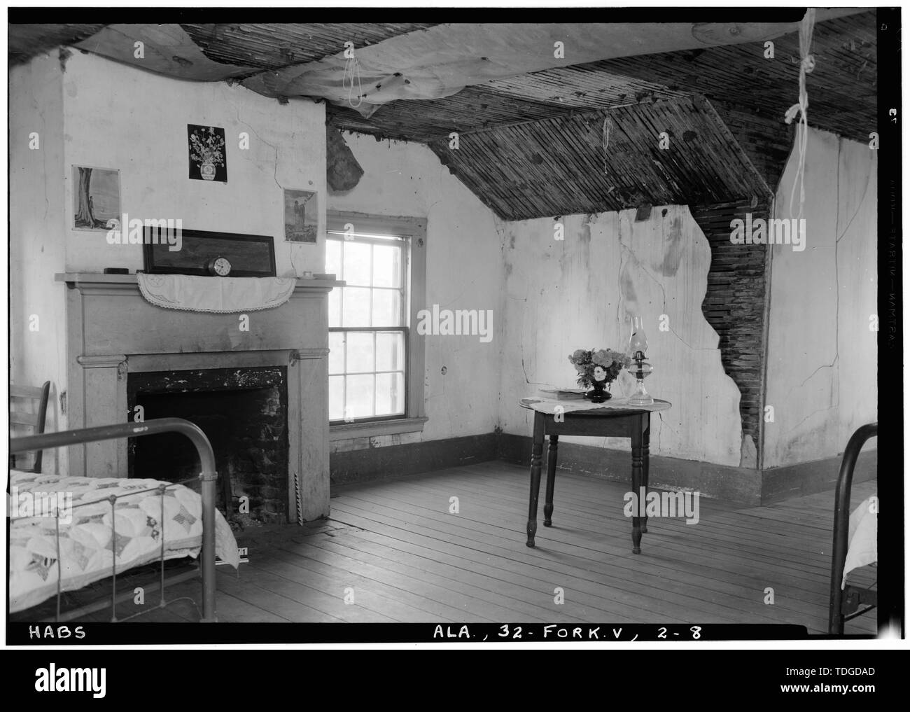 Les bâtiments historiques de l'enquête américaine Alex Bush, photographe, le 9 novembre 1936, ANGLE NORD-OUEST DE LA CHAMBRE AU DEUXIÈME ÉTAGE FENÊTRE MONTRANT ET MANTEL - Strawberry Hill Plantation, U.S. Route 43, Forkland, Greene County, AL Banque D'Images