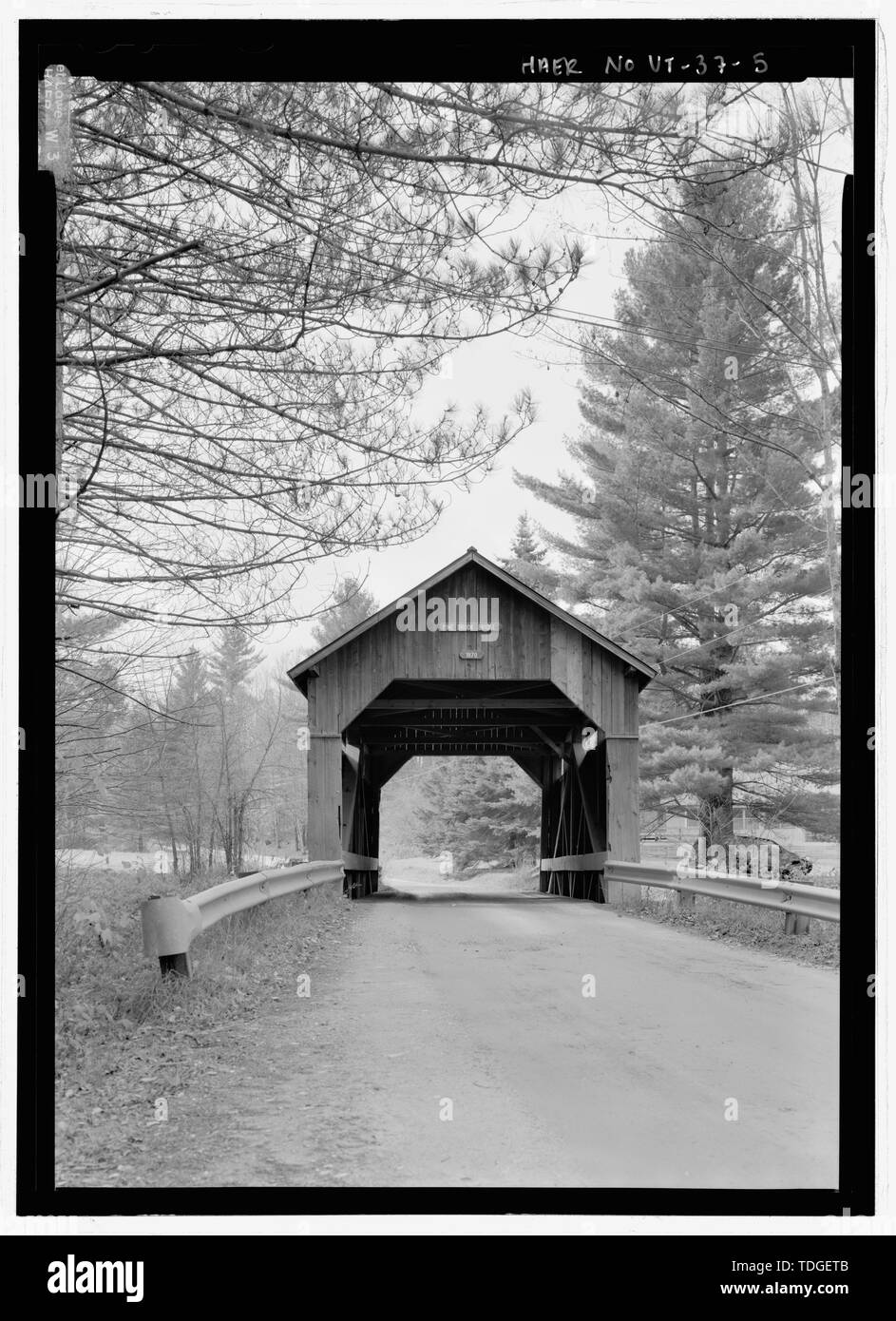 Portail nord-est. - Pine Brook Bridge, enjambant Pine Brook sur la Route 3, ville Fayston, comté de Washington, VT ; Graton, Milton, Vermont Sites historiques ; Direction Christianson, Justine, émetteur ; Federal Highway Administration, répondant ; Marston, Christopher, gérant de projet, Federal Highway Administration, répondant ; Marston, Christopher, gérant de projet, Christianson, Justine, émetteur Banque D'Images