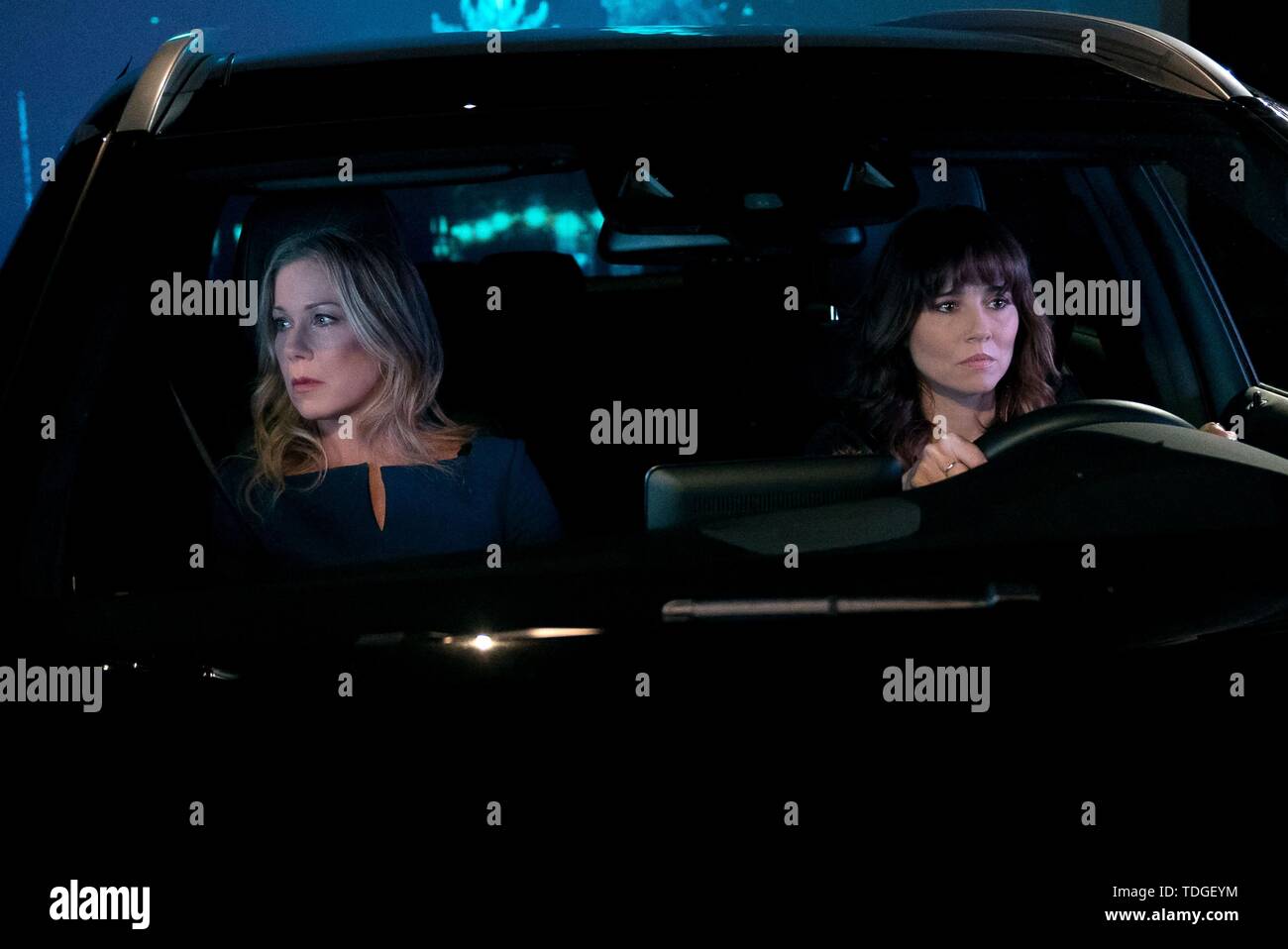 CHRISTINA APPLEGATE ET LINDA CARDELLINI dans DEAD TO ME (2019). Credit : CBS Television / Album Banque D'Images