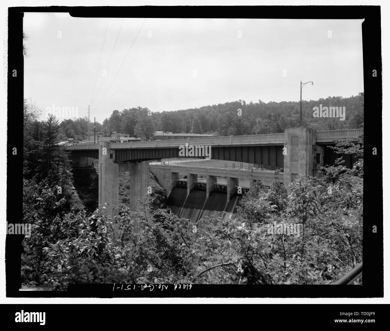Nord-est de l'élévation - Tallulah Falls Bridge, enjambant Tallulah Falls River sur la route 23-State Route 15, Tallulah Falls, Habersham Comté, GA Banque D'Images