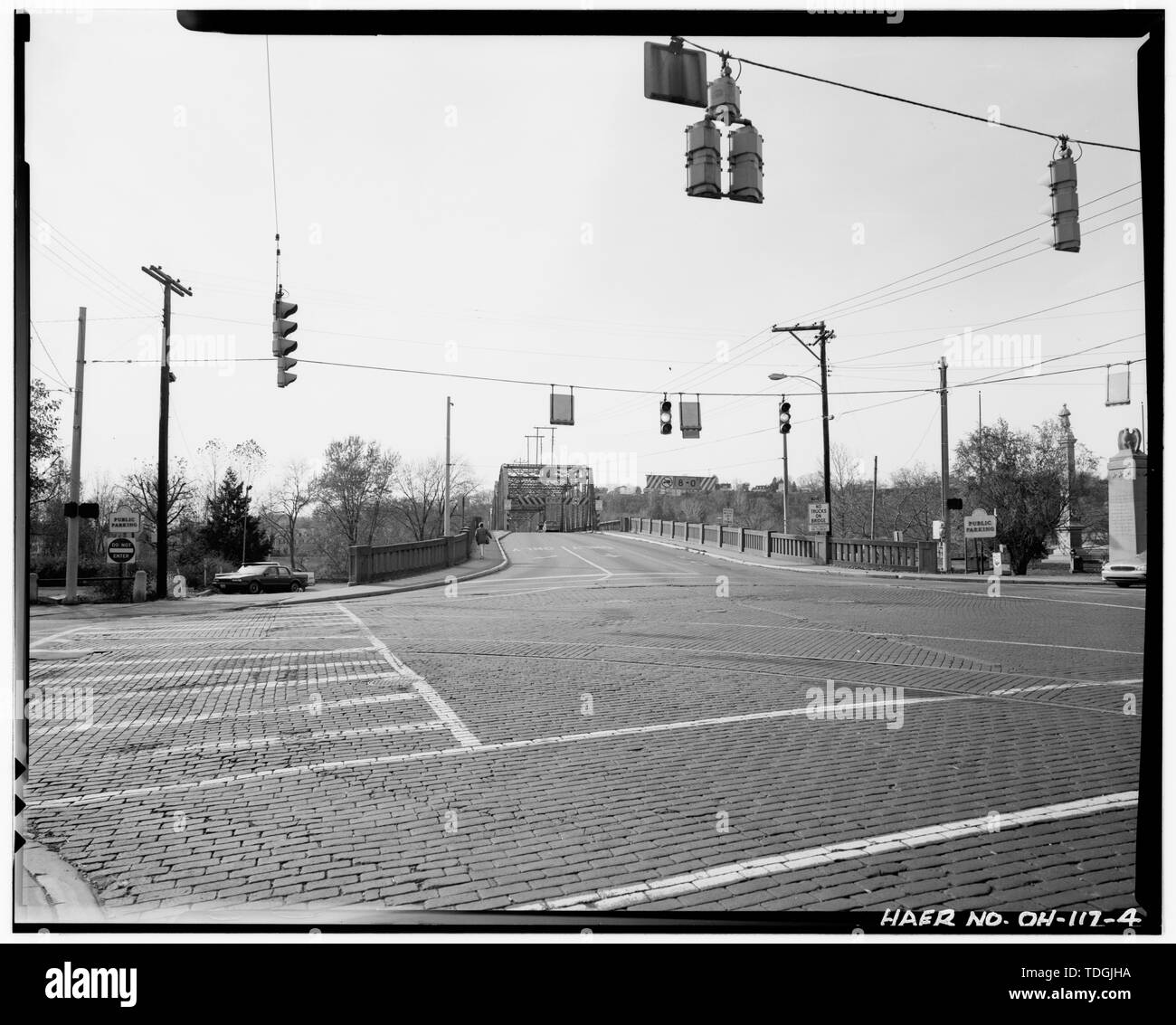 Extrémité nord-est dans l'ensemble de niveau de trafic sud-ouest - vue sur la chaussée indiquant Putnam Street Bridge, enjambant la rivière Muskingum, Marietta, comté de Washington, OH Banque D'Images