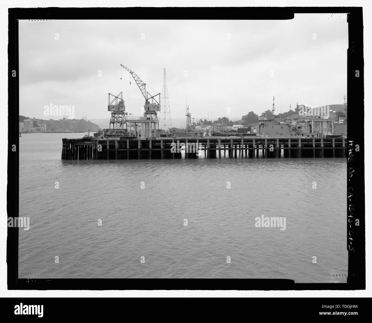 Extrémité nord-est de Pier 22, à au sud-est, le partiellement construit tours du nouveau pont de Carquinez Straits sont visibles dans la distance - Mare Island Naval Shipyard, Appontements 22 et 23, Railroad Avenue, près de dix-huitième rue, Vallejo, comté de Solano, CA Banque D'Images