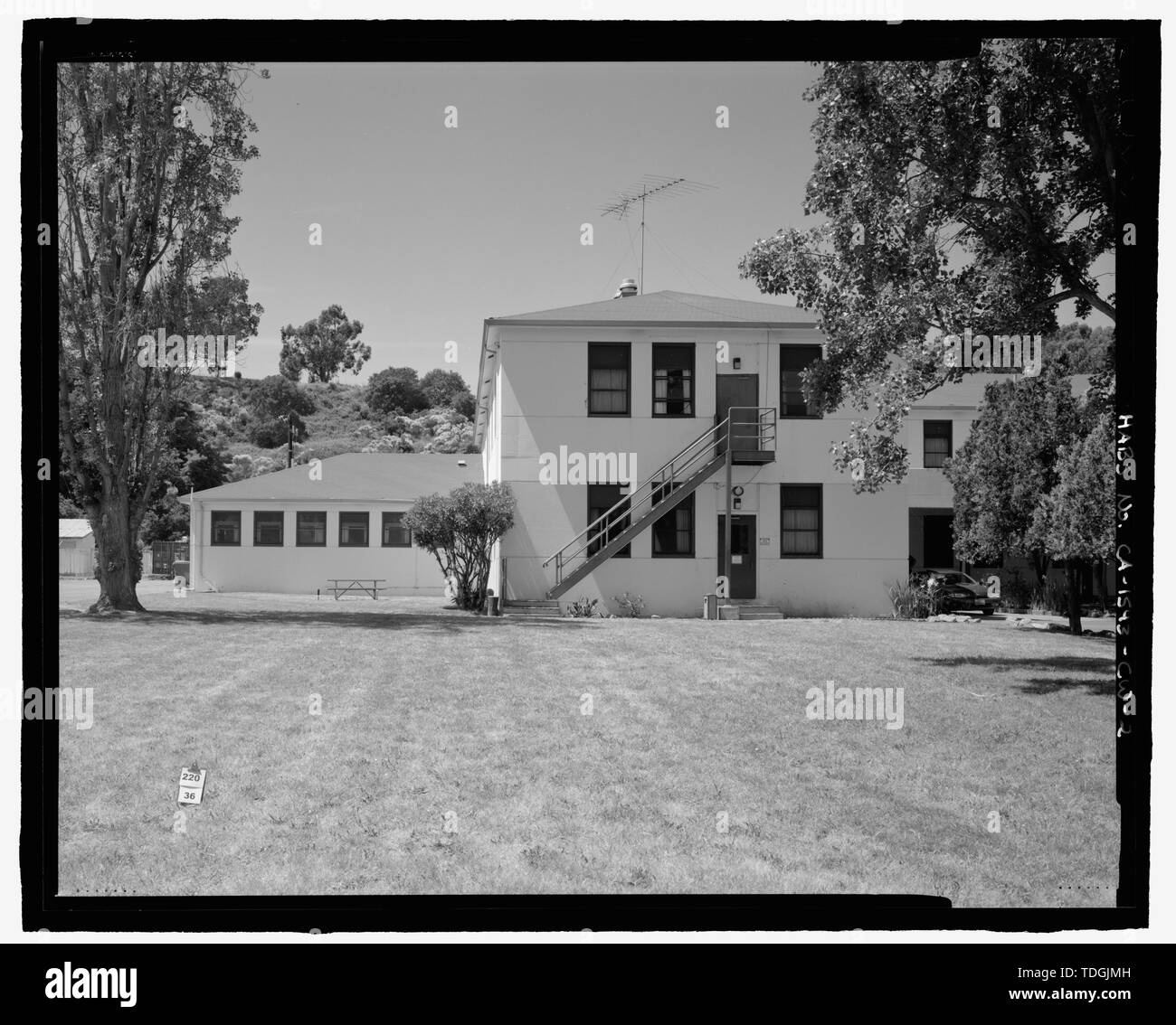 Au nord-est, sud-est de l'avant, montrant la fin d'un seul étage chaufferie aile dans la distance à gauche, et les deux étages du vent au salon le plus près de l'appareil photo, la marche de l'entrée principale est visible à l'extrême droite - Mare Island Naval Shipyard, maison de gardien et des casernes, Railroad Avenue, près de dix-huitième rue, Vallejo, comté de Solano, CA Banque D'Images