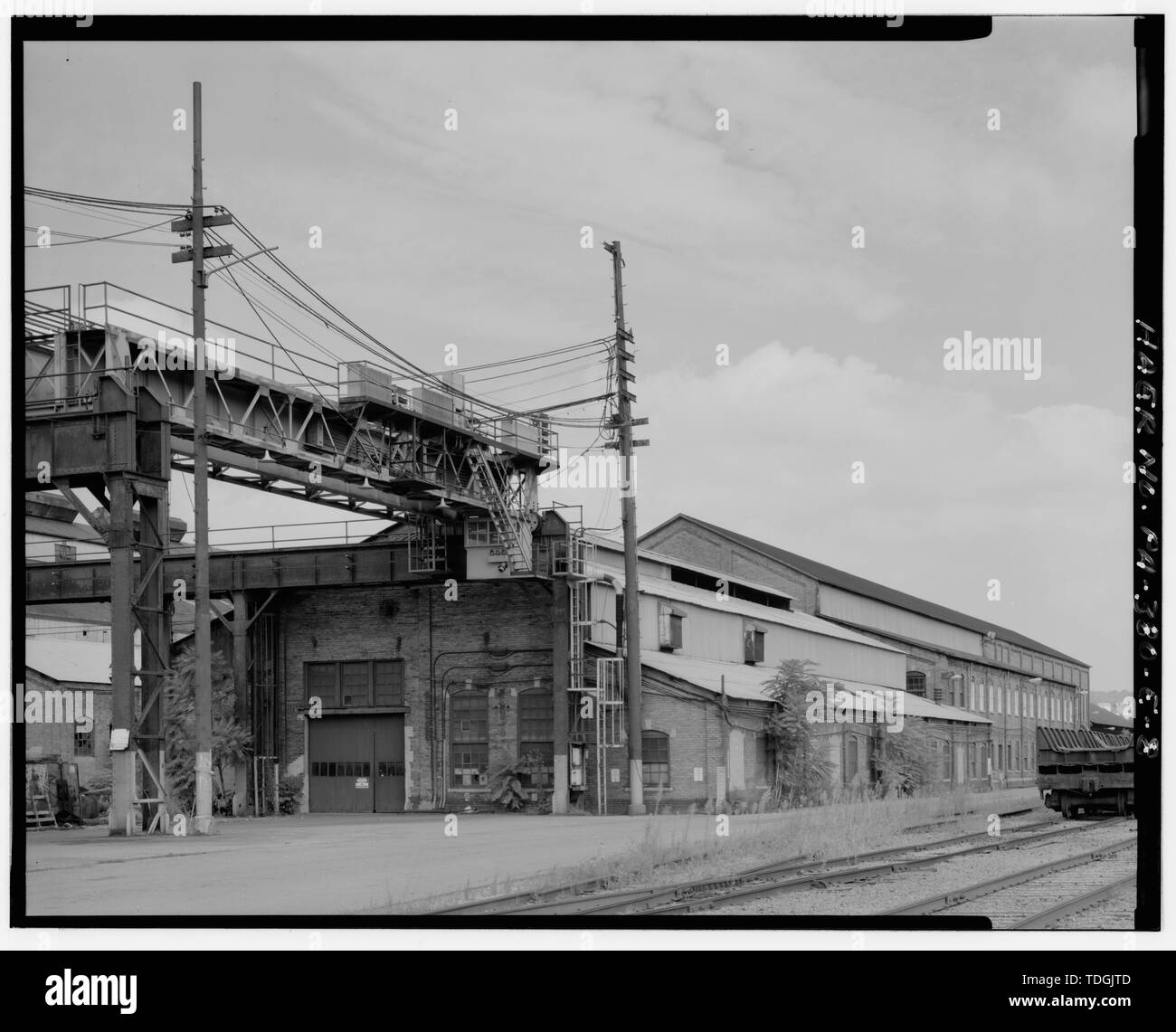 Le nord-est de l'avis de forge, avec un feuillard yard crane en premier plan et en arrière-plan boutique rouleau - U.S. Steel Tube nationale Travaux publics, bâtiments auxiliaires, le long de la rivière Monongahela, McKeesport, comté d'Allegheny, PA ; Carnegie, Andrew ; U.S. Steel Corporation Banque D'Images