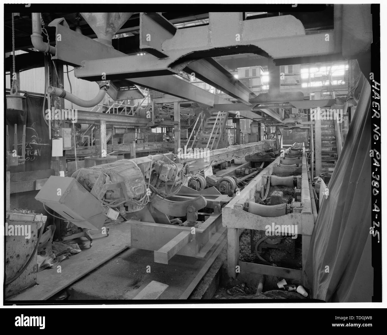 Vue du nord d'un diamètre intérieur de la station de soudage a vu en ligne bay9 du tuyau principal moulin. - National U.S. Steel Tube Works, tuyau principal de l''hôtel, le long de la rivière Monongahela, McKeesport, comté d'Allegheny, PA, Andrew Carnegie. Banque D'Images