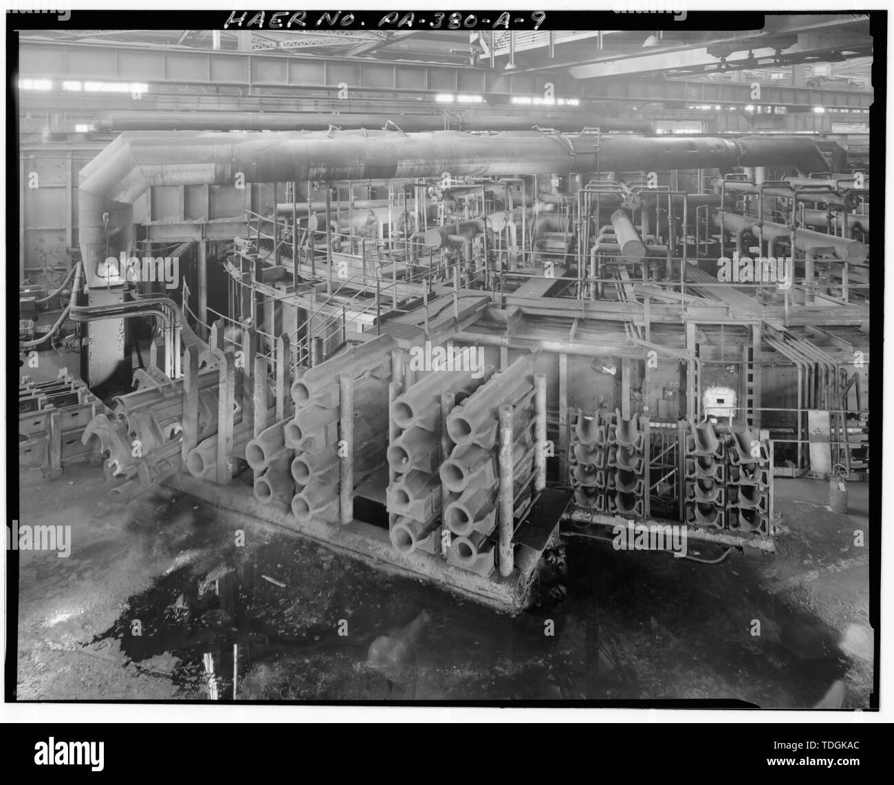 Vue du nord-ouest de four à sole rotative de la no 2 ligne transparente dans les baies 17 et 18 de la conduite principale moulin. - National U.S. Steel Tube Works, tuyau principal de l''hôtel, le long de la rivière Monongahela, McKeesport, comté d'Allegheny, PA, Andrew Carnegie. Banque D'Images