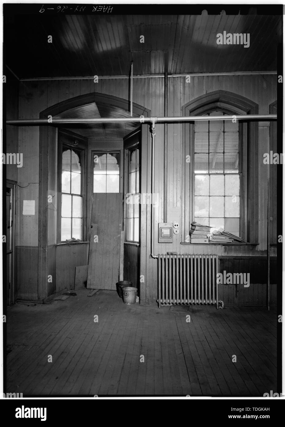 Mur nord-ouest (côté entrée) montrant baie vitrée - Erie Railway,-gare, rue Front, Caution, Broome County, NY Banque D'Images