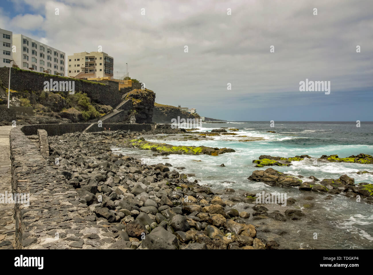 La ligne de côte de Bajamar. Surfez et gros cailloux ronds. Île des Canaries, Tenerife, Espagne. Banque D'Images