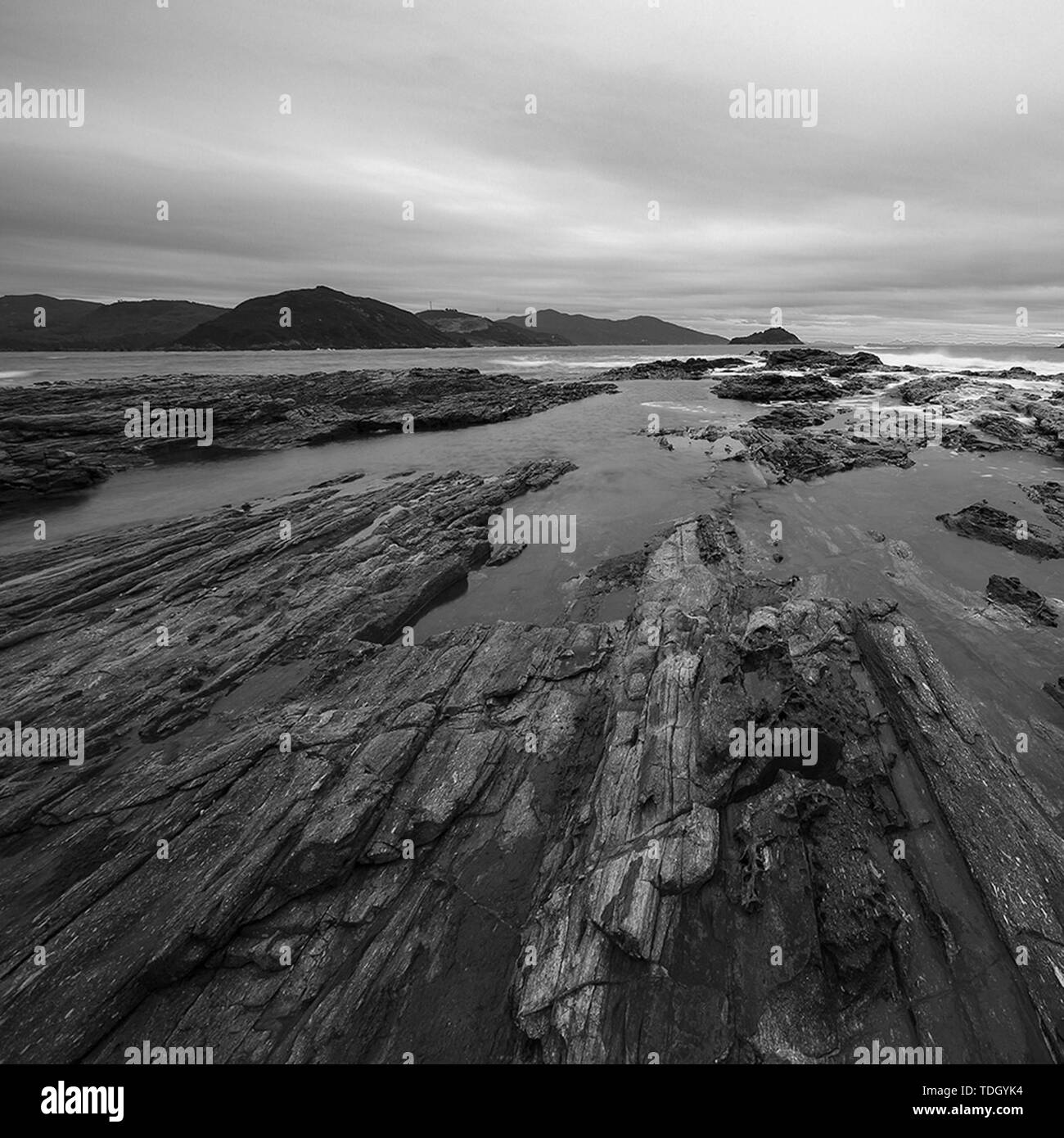 Le noir et blanc, de la mer et du ciel, horizon, le littoral. Banque D'Images