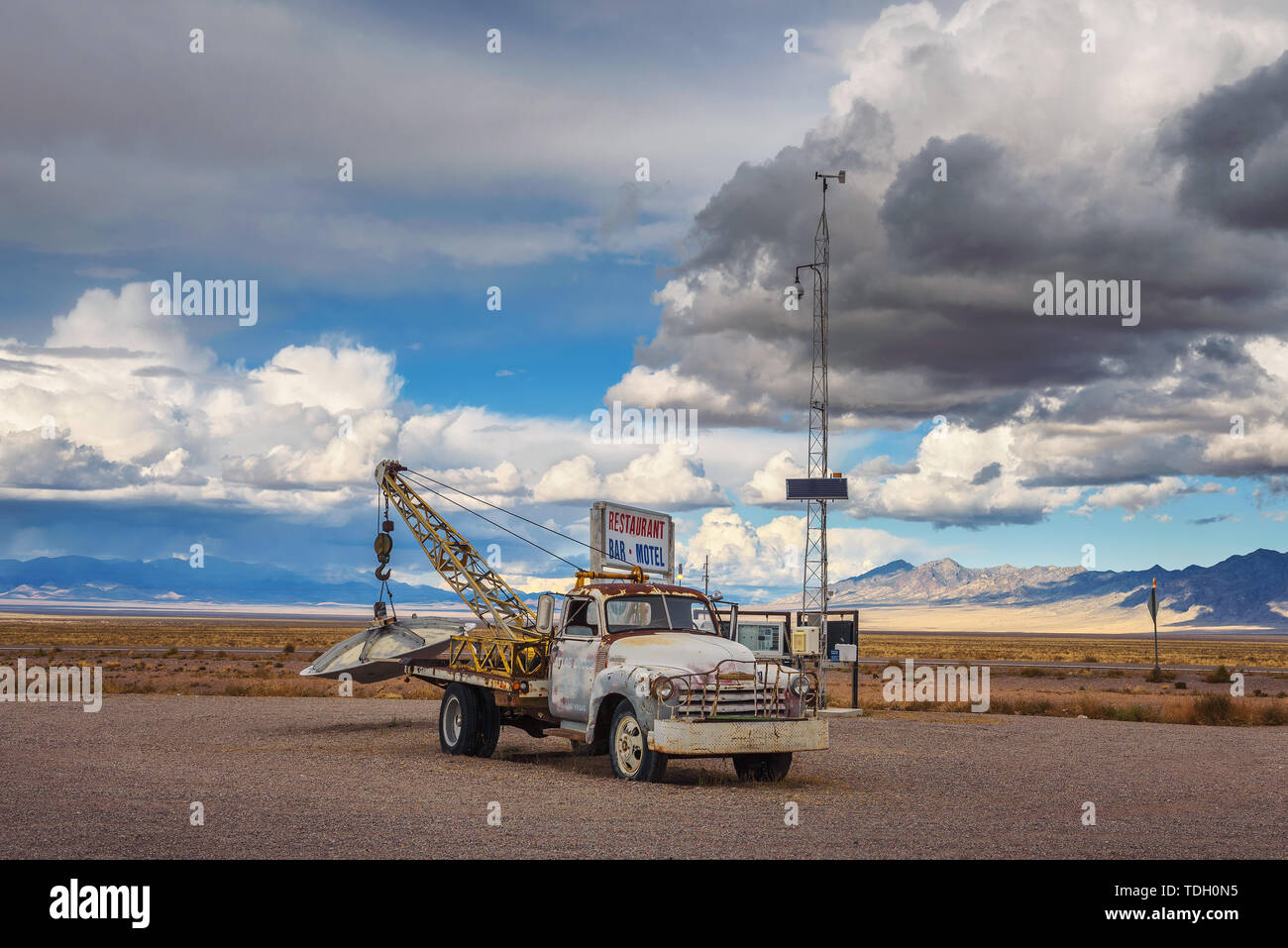Vieux camion avec un objet similaire à OVNI à Rachel, Nevada Banque D'Images