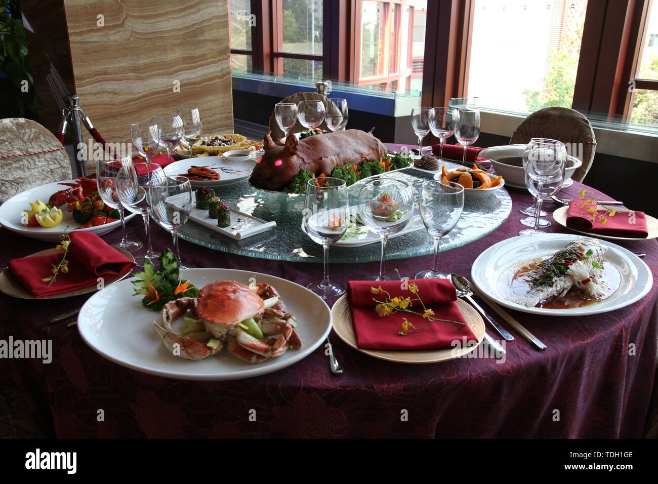 Un copieux dîner du réveillon du Nouvel An, un petit mariage. Banque D'Images