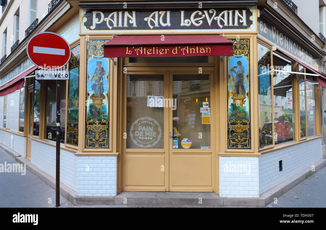 La Maison Péret est restaurant français traditionnel et le vin bistro. Il est idéalement situé au coeur de Paris dans le 14ème arrondissement de la célèbre Banque D'Images