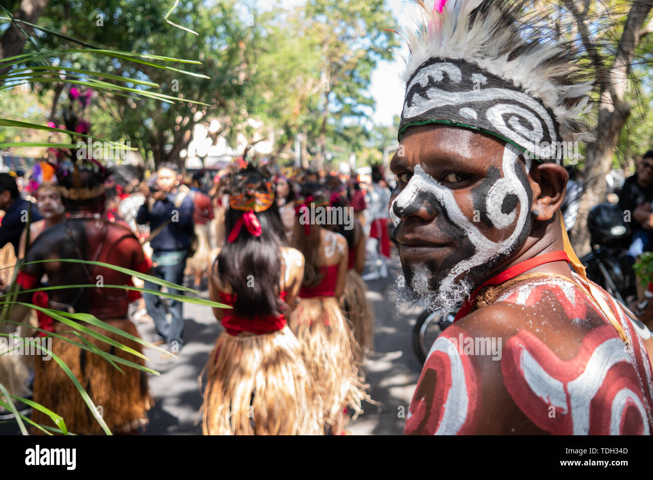 /DENPASAR BALI - 15 juin 2019 : Papuan danseurs se préparent pour un spectacle au Festival des Arts de Bali (2019 Pesta Kesenian Bali). C'est une fonction et Banque D'Images