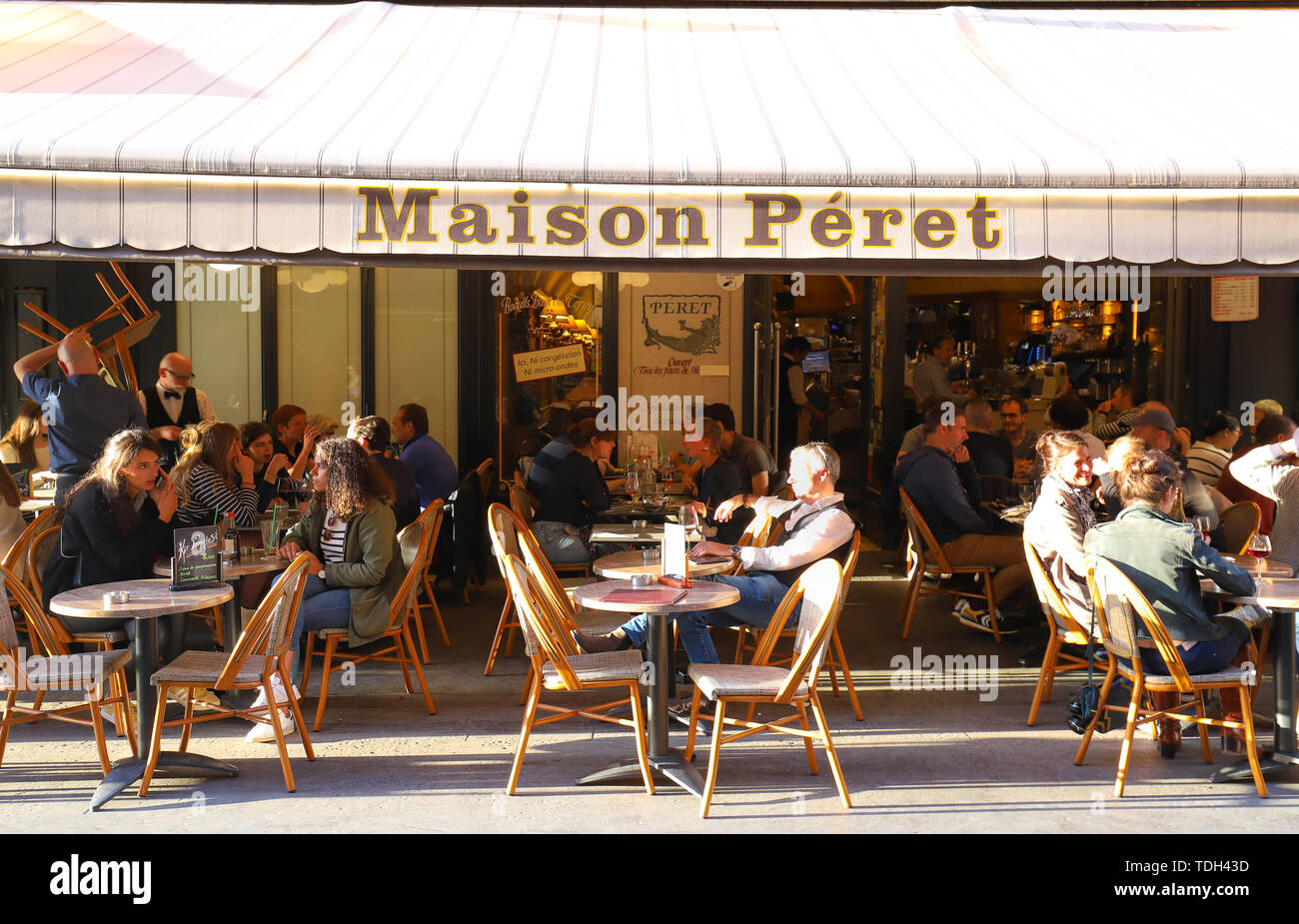 La Maison Peret est restaurant français traditionnel et le vin bistro. Il est idéalement situé au coeur de Paris dans le 14ème arrondissement de la célèbre Banque D'Images