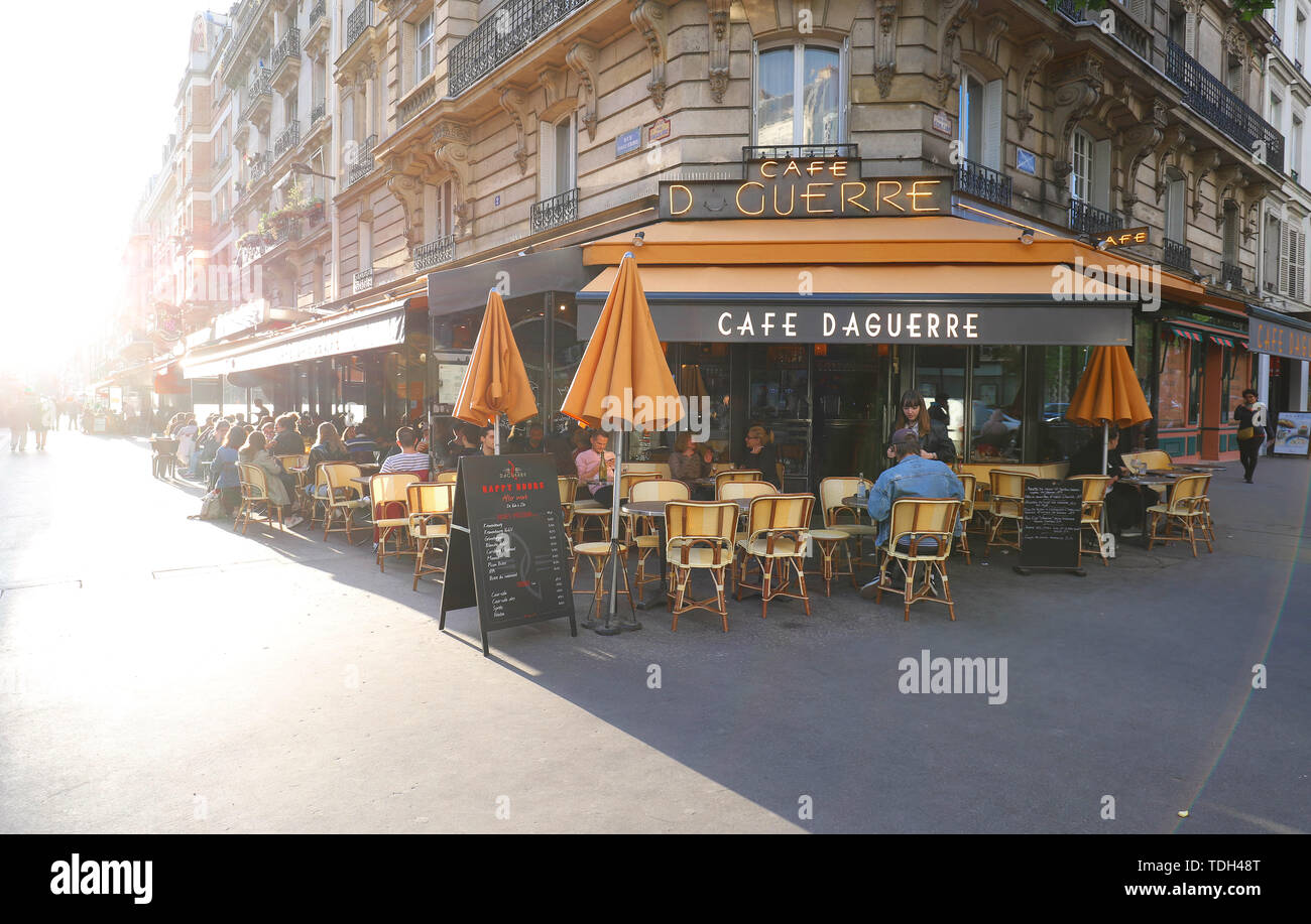 La Daguerre est traditionnel café français situé au coeur de le 14ème arrondissement de Paris, dans la célèbre rue piétonne rue Daguerre. Banque D'Images