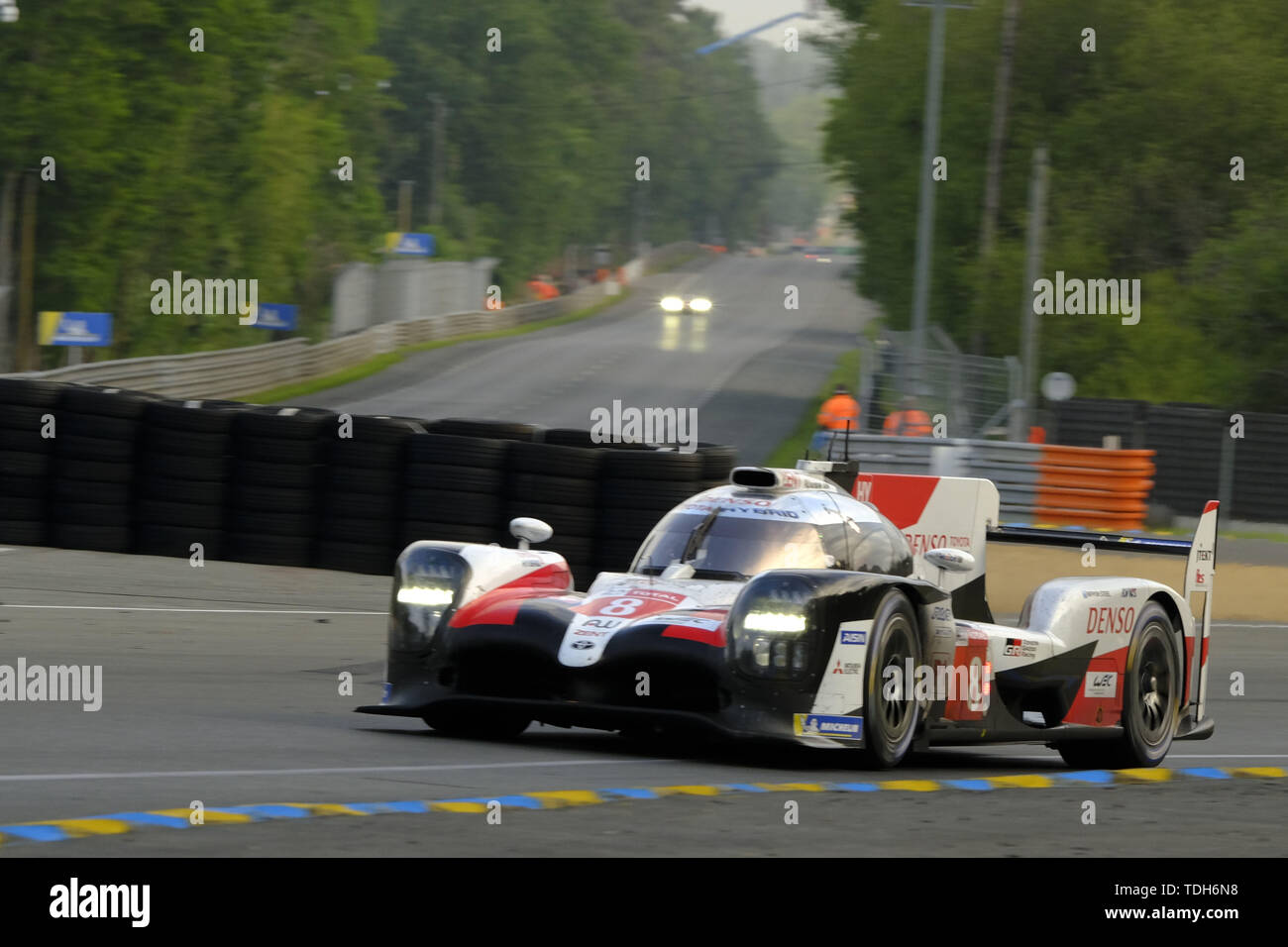 Le Mans, Sarthe, France. 16 Juin, 2019. Gazoo Racing Toyota Toyota TS050 Hybrid rider Kazuki Nakajima (JPN) en action au cours de la 87e édition des 24 Heures du Mans la dernière ronde de la FIA World Endurance Championship au circuit de la Sarthe au Mans - France Crédit : Pierre Stevenin/ZUMA/Alamy Fil Live News Banque D'Images