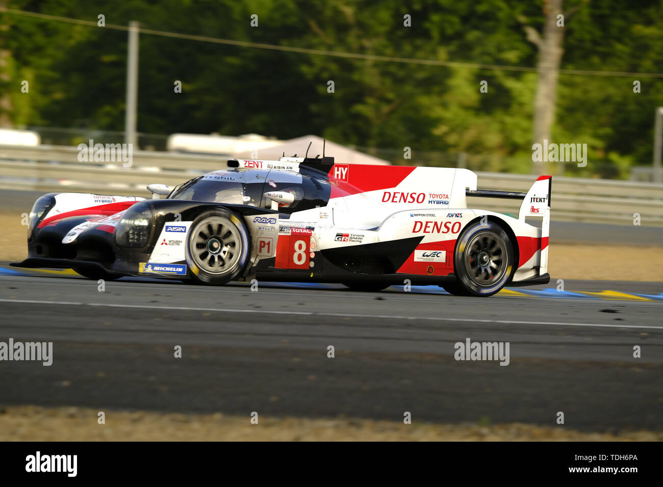 Le Mans, Sarthe, France. 16 Juin, 2019. Gazoo Racing Toyota Toyota TS050 Hybrid rider Kazuki Nakajima (JPN) en action au cours de la 87e édition des 24 Heures du Mans la dernière ronde de la FIA World Endurance Championship au circuit de la Sarthe au Mans - France Crédit : Pierre Stevenin/ZUMA/Alamy Fil Live News Banque D'Images