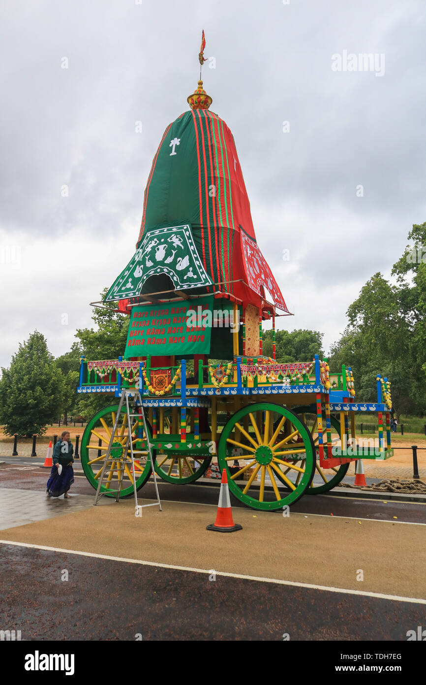 Londres, Royaume-Uni. 16 juin 2019. Trois énormes en bois décoré deula-char en forme (Ratha) prêt à être tiré par les pèlerins et les dévots de Hyde Park Corner à Trafalgar Square pour célébrer le 51e anniversaire de l'événement annuel à l'Rathayatra Char Krishna festival. - Rathayatra les chars en bois transportant des divinités d'Aline, Balarama et Subhadra qui sont tirés à la main par les pèlerins et les dévots Crédit : amer ghazzal/Alamy Live News Banque D'Images