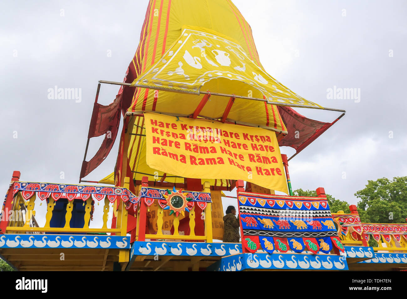 Londres, Royaume-Uni. 16 juin 2019. Trois énormes en bois décoré deula-char en forme (Ratha) prêt à être tiré par les pèlerins et les dévots de Hyde Park Corner à Trafalgar Square pour célébrer le 51e anniversaire de l'événement annuel à l'Rathayatra Char Krishna festival. - Rathayatra les chars en bois transportant des divinités d'Aline, Balarama et Subhadra qui sont tirés à la main par les pèlerins et les dévots Crédit : amer ghazzal/Alamy Live News Banque D'Images