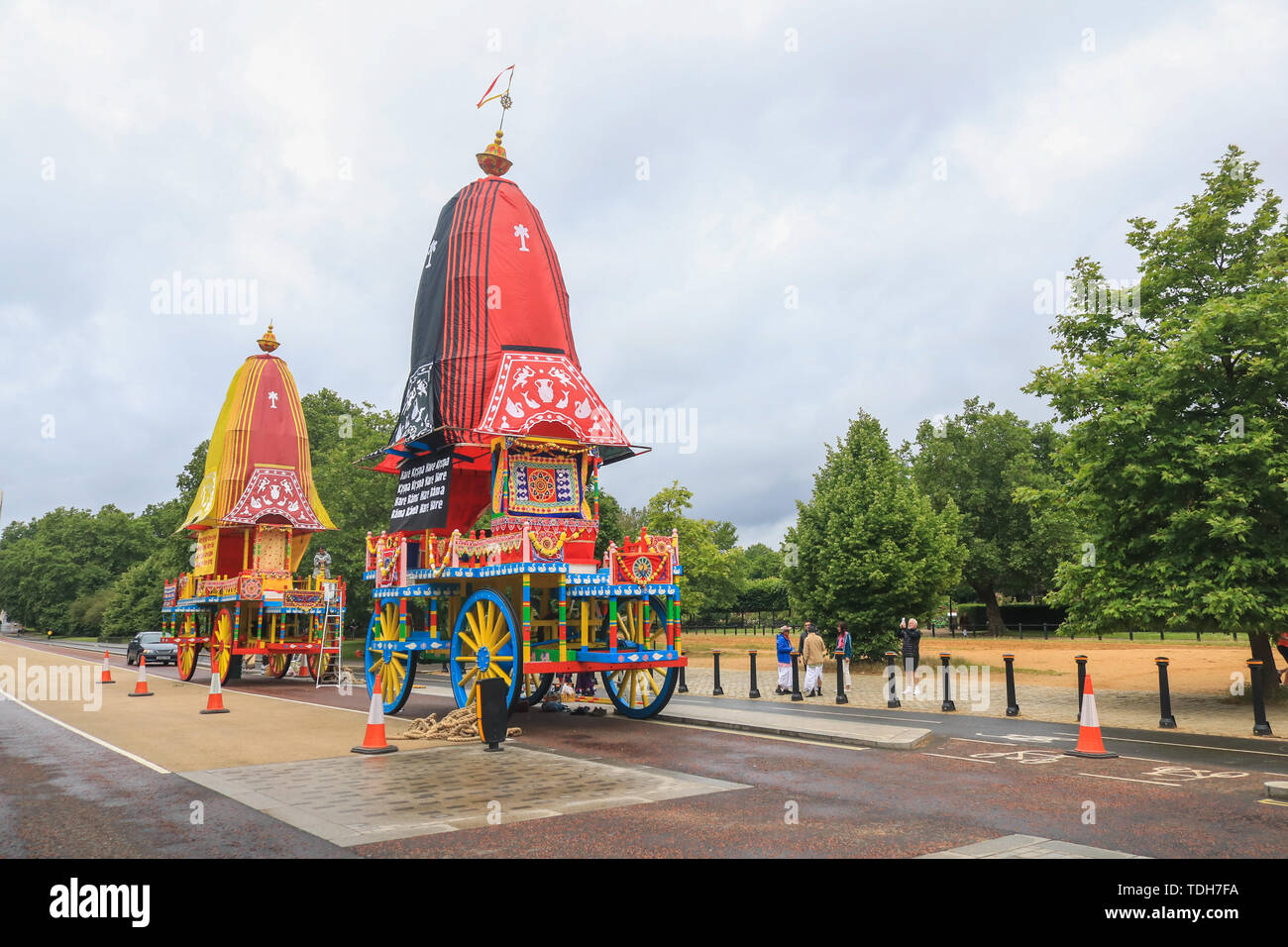 Londres, Royaume-Uni. 16 juin 2019. Trois énormes en bois décoré deula-char en forme (Ratha) prêt à être tiré par les pèlerins et les dévots de Hyde Park Corner à Trafalgar Square pour célébrer le 51e anniversaire de l'événement annuel à l'Rathayatra Char Krishna festival. - Rathayatra les chars en bois transportant des divinités d'Aline, Balarama et Subhadra qui sont tirés à la main par les pèlerins et les dévots Crédit : amer ghazzal/Alamy Live News Banque D'Images