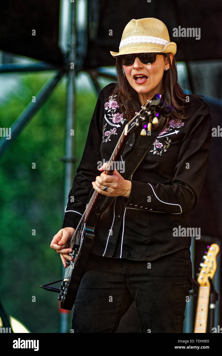 Madrid, Espagne. 15 Juin, 2019. Blues Festival International de Madrid, Eastside Kings avec Crystal Thomas concert à Place Colon, Madrid, Espagne. EnriquePSans / Alamy Live News Banque D'Images