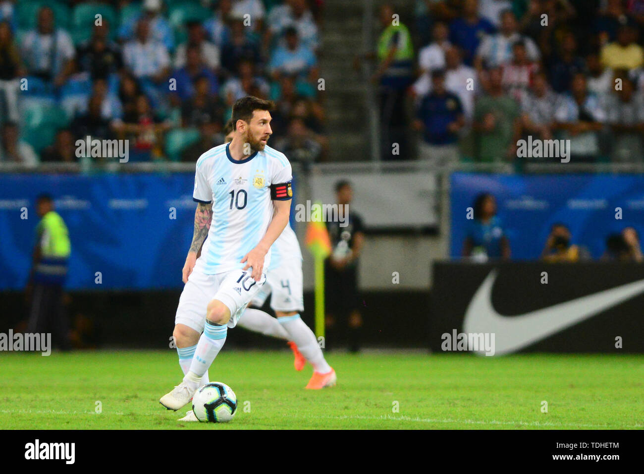 15 juin 2019, l'Arena Fonte Nova, Salvador, Bahia, Brésil, le tournoi international de football de la Copa America, l'Argentine et la Colombie ; Lionel Messi de l'Argentine a l'air d'un débouché ball Banque D'Images