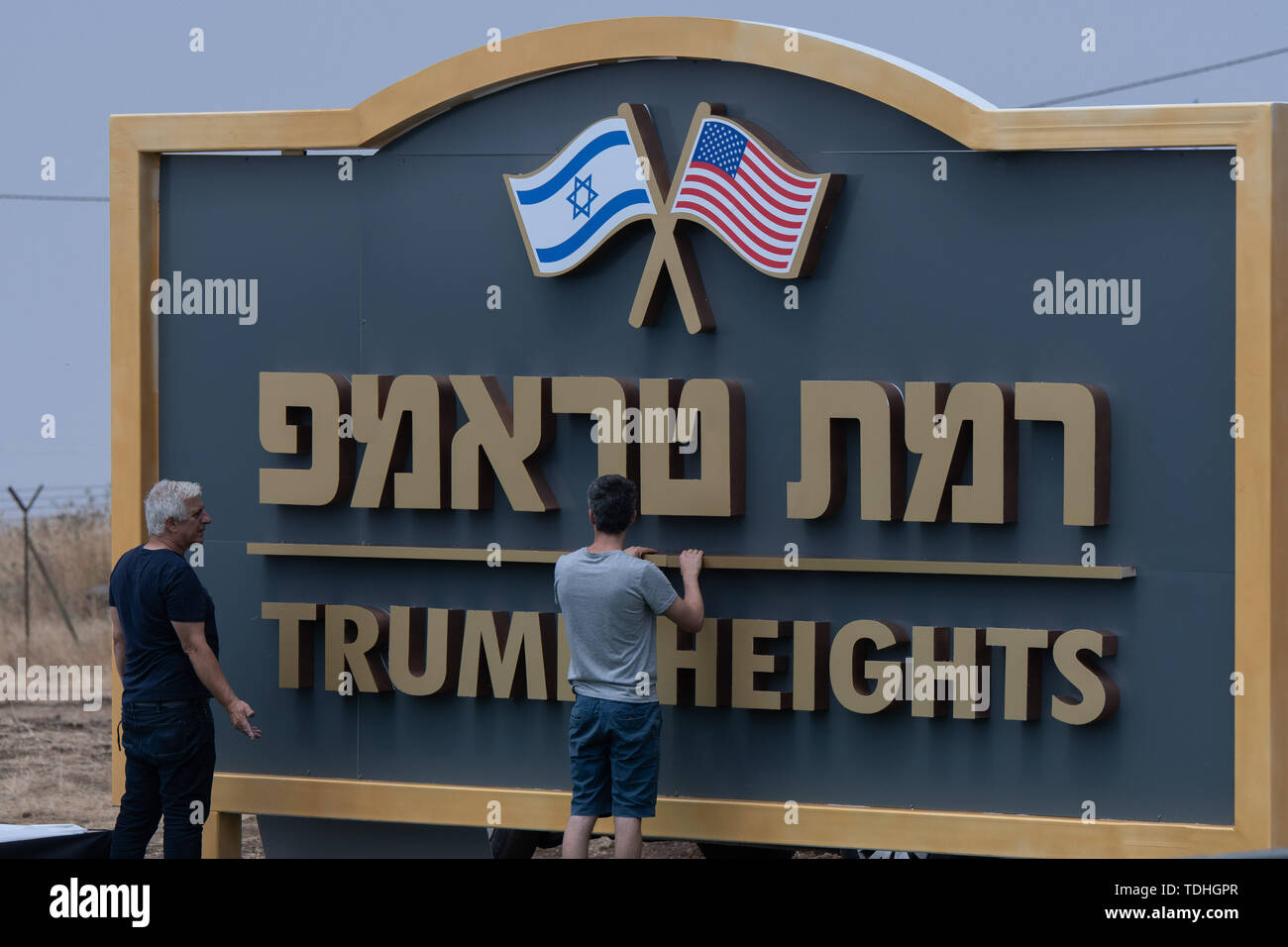 Hauteurs du Golan. 15 Juin, 2019. Les travailleurs israéliens installer un panneau 'Trump Heights' dans les hauteurs du Golan, annexé par Israël, le 15 juin 2019. Le gouvernement d'Israël le dimanche a inauguré un nouveau règlement dans le règlement sur les hauteurs du Golan, nommé d'après le proche allié du pays, le président américain Donald Trump. JINI/crédit : Ayal Margolin/Xinhua/Alamy Live News Banque D'Images