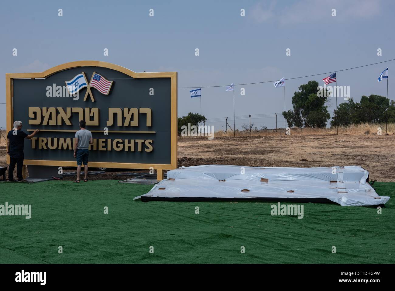 Hauteurs du Golan. 15 Juin, 2019. Les travailleurs israéliens installer un panneau 'Trump Heights' dans les hauteurs du Golan, annexé par Israël, le 15 juin 2019. Le gouvernement d'Israël le dimanche a inauguré un nouveau règlement dans le règlement sur les hauteurs du Golan, nommé d'après le proche allié du pays, le président américain Donald Trump. JINI/crédit : Ayal Margolin/Xinhua/Alamy Live News Banque D'Images