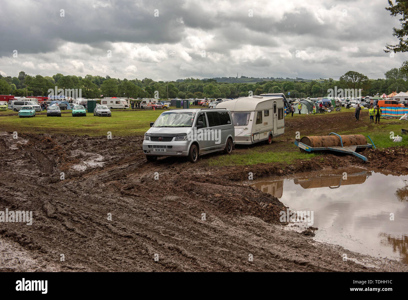 Bristol, Royaume-Uni. 14 Juin, 2019. 16 Juin 2019 : Camping-cars faire leur chemin à travers les champs boueux qu'il quitte le Bristol Volksfest Festival à Long Ashton près de Bristol ce weekend. Credit : Phil Rees/Alamy Live News Banque D'Images