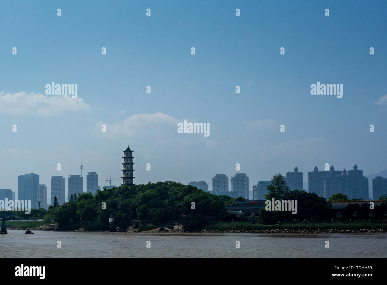 Vue de la Pagode de l'Ouest sur l'île Jiangxin à Wenzhou en Chine - 1 Banque D'Images